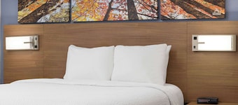 Days Inn & Suites by Wyndham Green Bay WI.