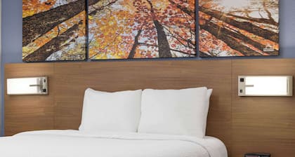 Days Inn & Suites by Wyndham Green Bay WI.