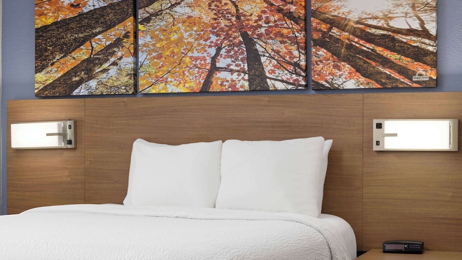Days Inn & Suites by Wyndham Green Bay WI.