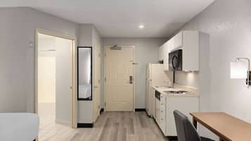 Efficiency, Habitación estándar, 1 cama Queen size, para no fumadores | Camas con pillow-top, escritorio y tabla de planchar con plancha