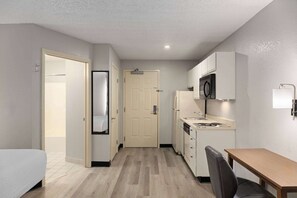 Efficiency, Standard Room, 1 Queen Bed, Non Smoking | Pillowtop beds, desk, iron/ironing board, free cribs/infant beds