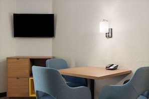 Phòng Suite, 2 giường cỡ queen, không hút thuốc | Nệm có lớp đệm bông, bàn, bàn ủi/dụng cụ ủi quần áo 