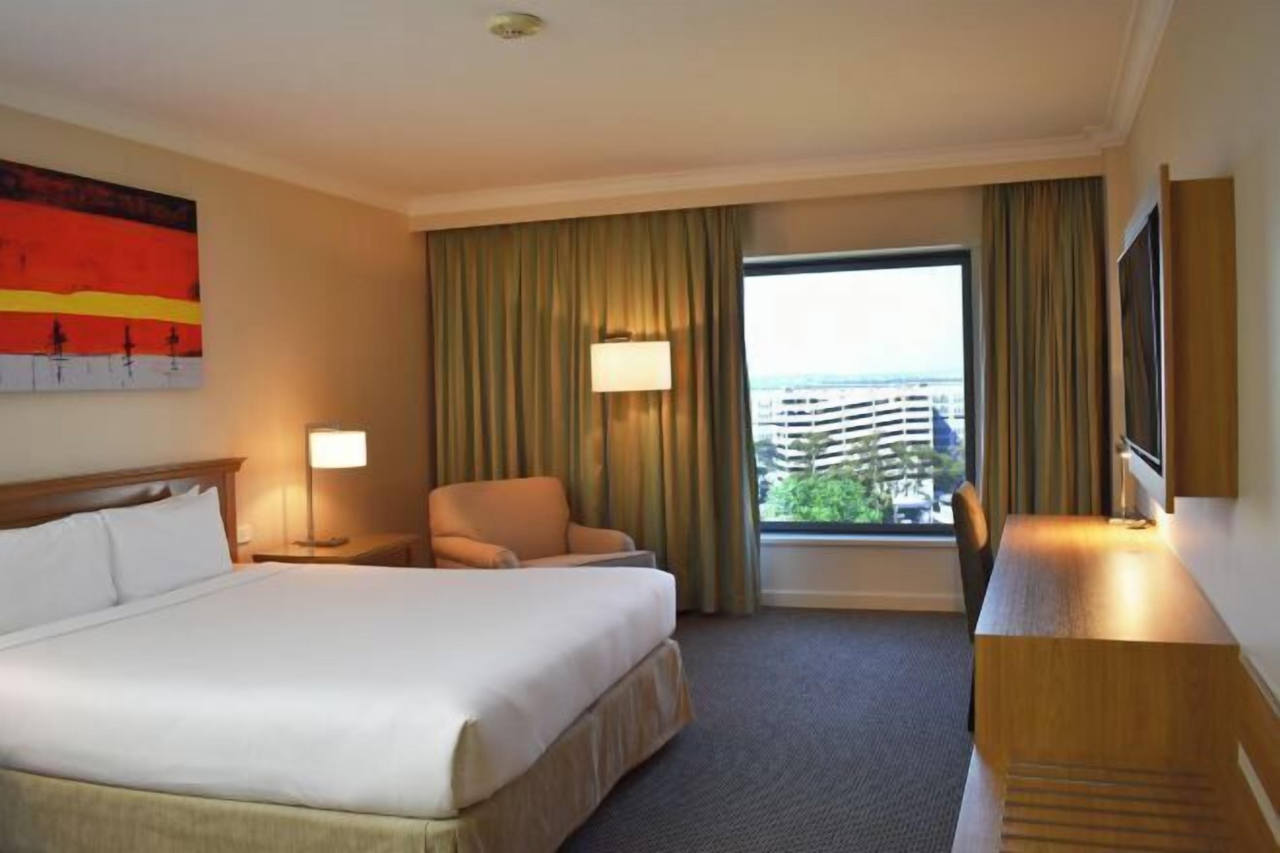 Minibaari, tallelokero huoneessa, työpöytä