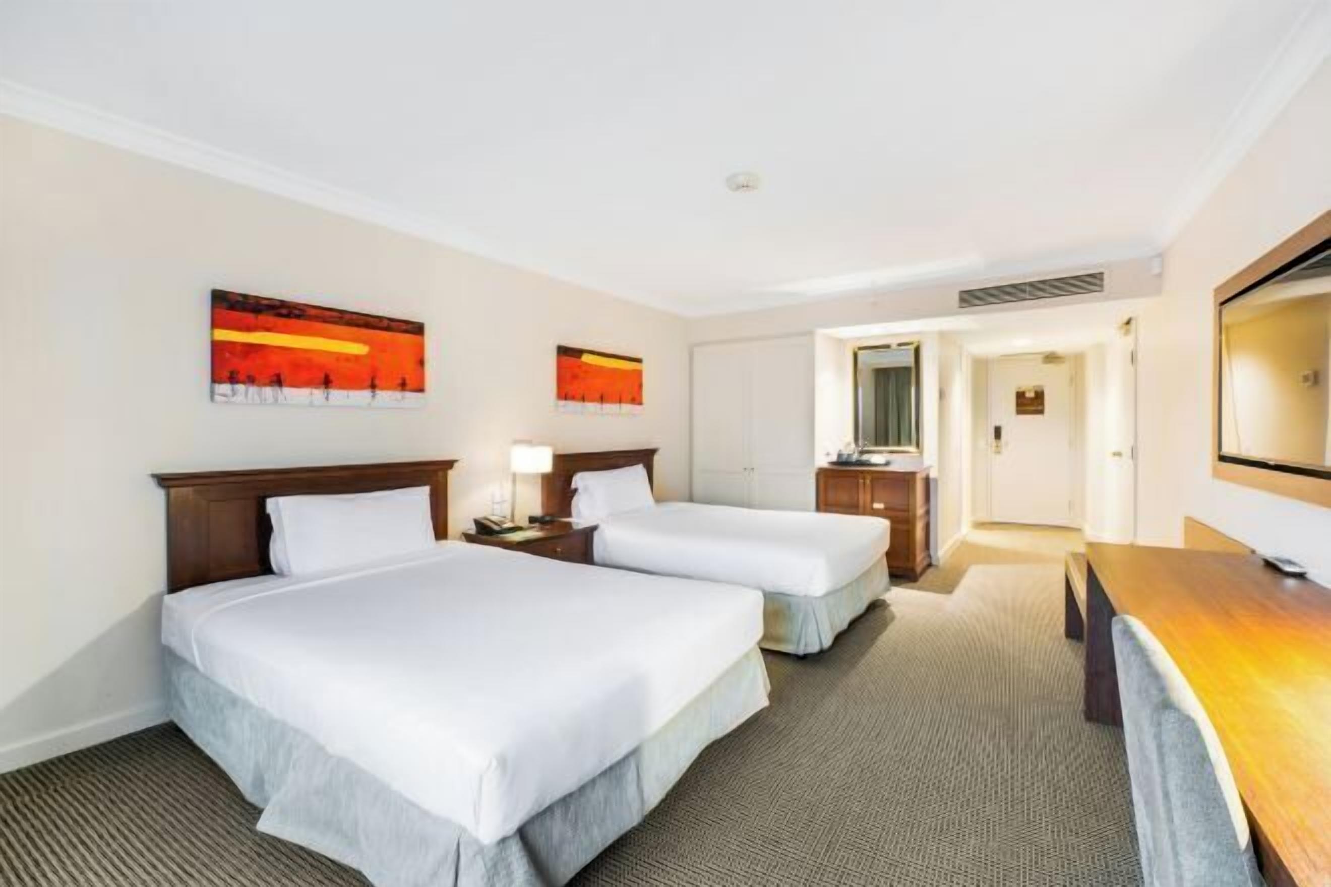 Minibaari, tallelokero huoneessa, työpöytä