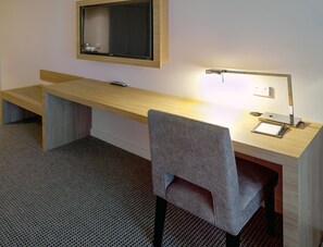 Flat-screen TV, pay films - Stamford Plaza Sydney Airport Hotel & Conference Centre (Mascot)