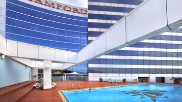 Un bâtiment moderne dont la façade porte en grand le nom « STAMFORD ».