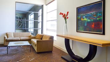 Una sala de estar moderna con un sofá, una mesa de centro y un cuadro en la pared.