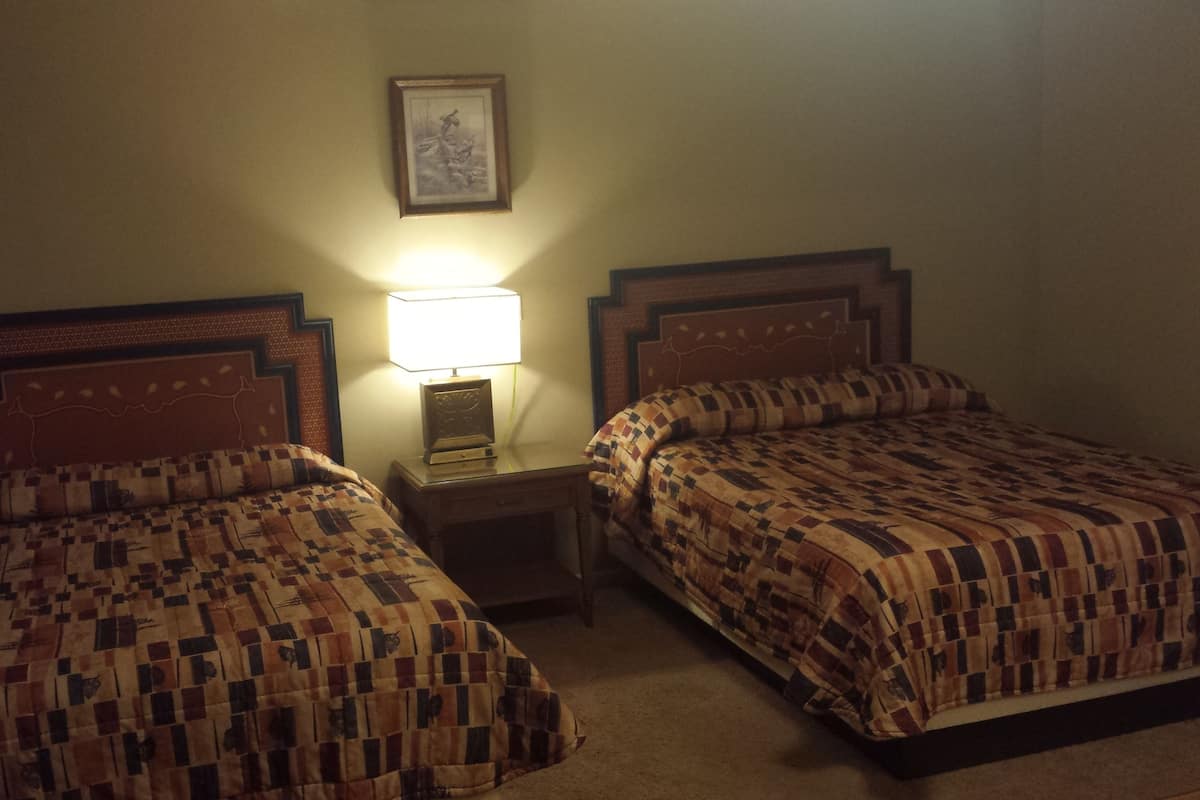 Triple Room, Multiple Beds | Desk, blackout drapes, free WiFi, bed sheets