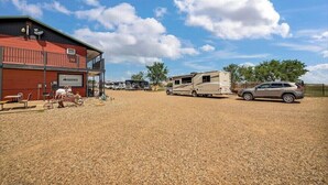 Un terrain de camping avec des camping-cars et un bâtiment portant l’inscription « BABIJANDS ».