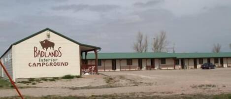 Un edificio con un letrero que dice 'Badlands Interior Campground'.
