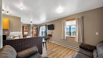 Appartement, 2 slaapkamers, uitzicht op bergen | Een bureau, verduisterende gordijnen, gratis wifi, beddengoed