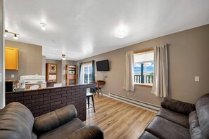 Apartamento, 2 quartos, vista para a montanha | Escrivaninha, cortinas blackout, Wi-Fi de cortesia, roupa de cama