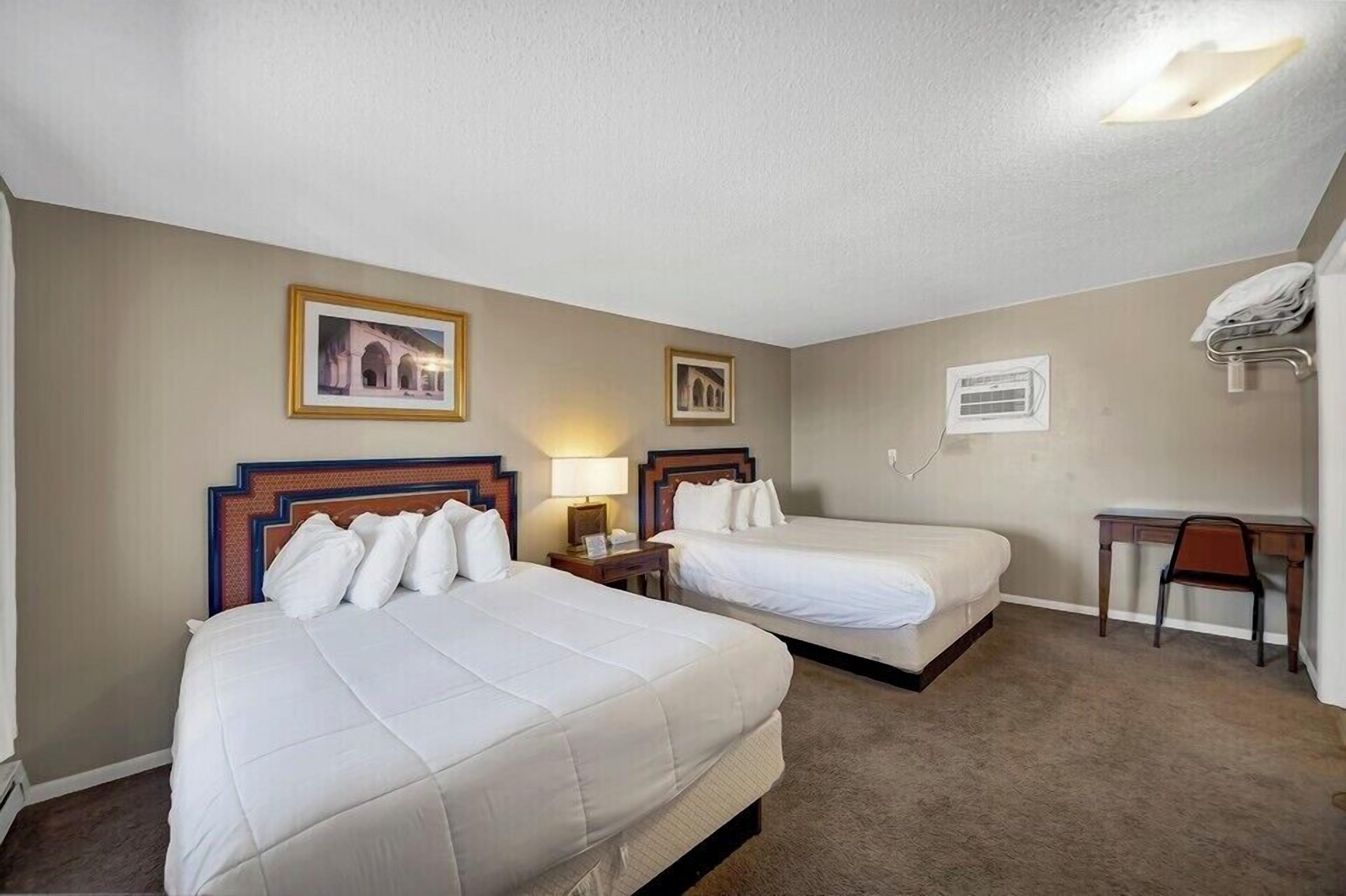 Bàn, màn/rèm cản sáng, truy cập Internet không dây miễn phí 