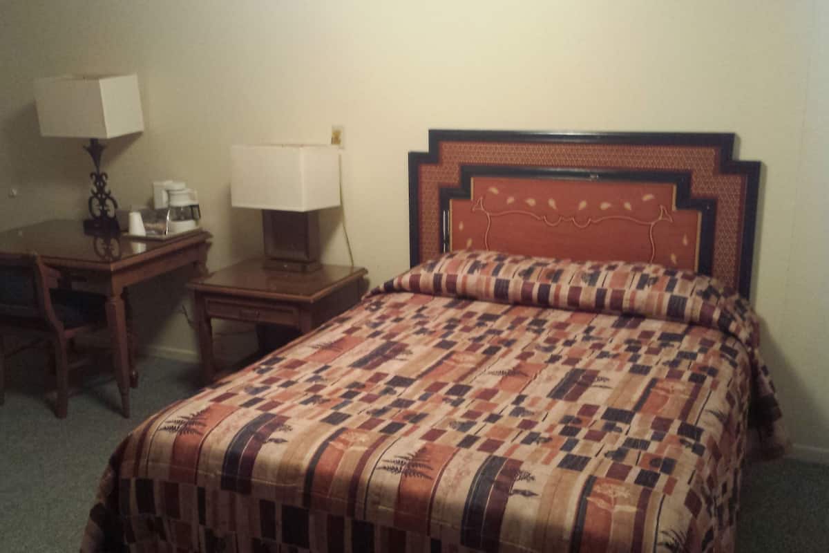 Room, 1 Queen Bed | Desk, blackout drapes, free WiFi, bed sheets