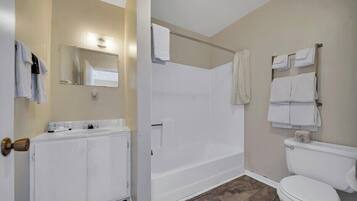 Combined shower/bathtub, free toiletries, hair dryer, towels