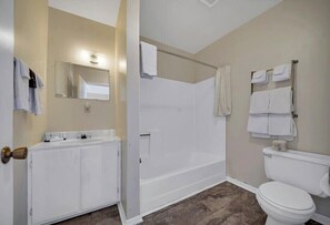 Kombinasi shower/bathtub dan perlengkapan mandi gratis