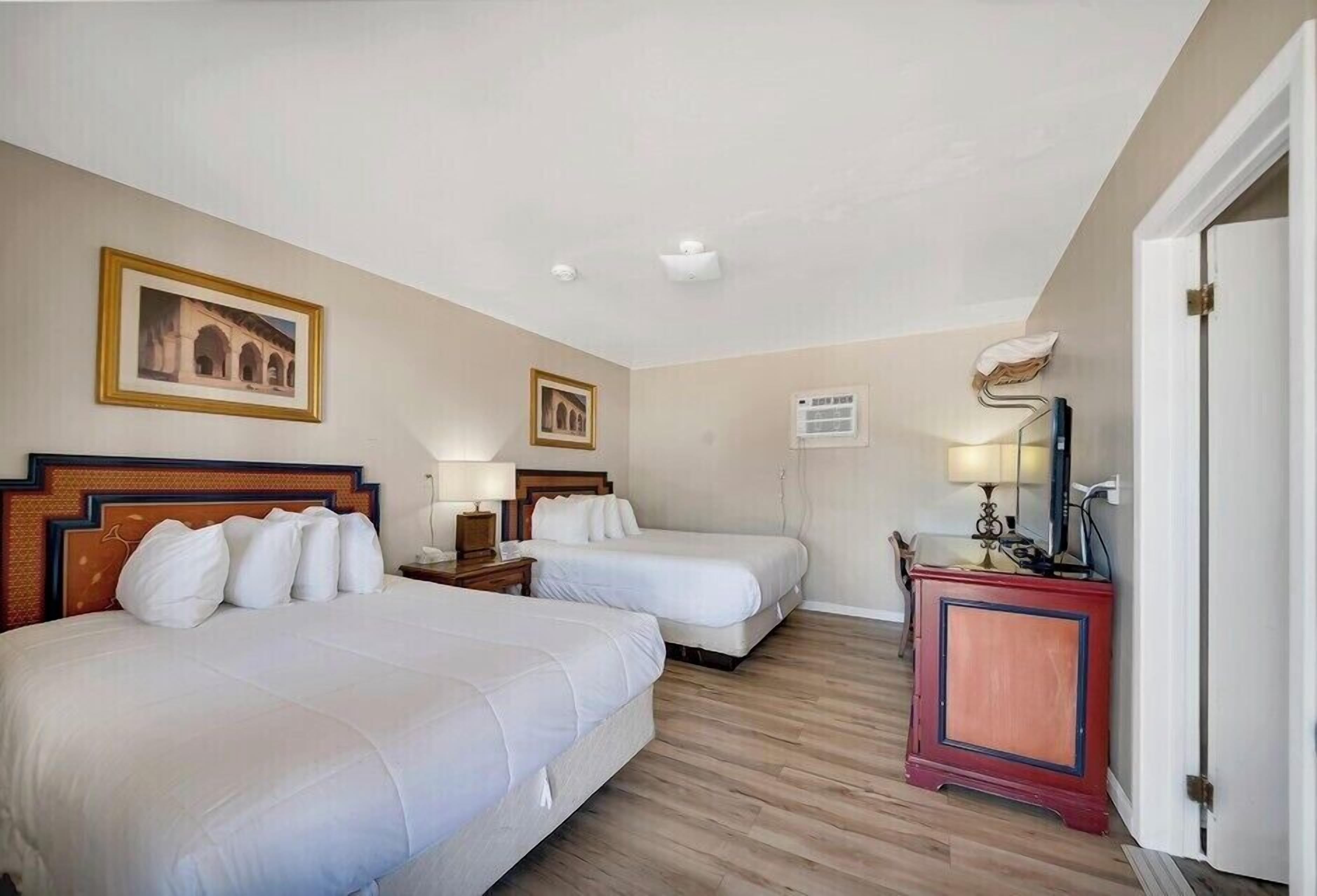 مكتب وستائر تعتيم وواي فاي مجانًا وملاءات أسرّة