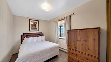 Desk, blackout curtains, free WiFi, bed sheets
