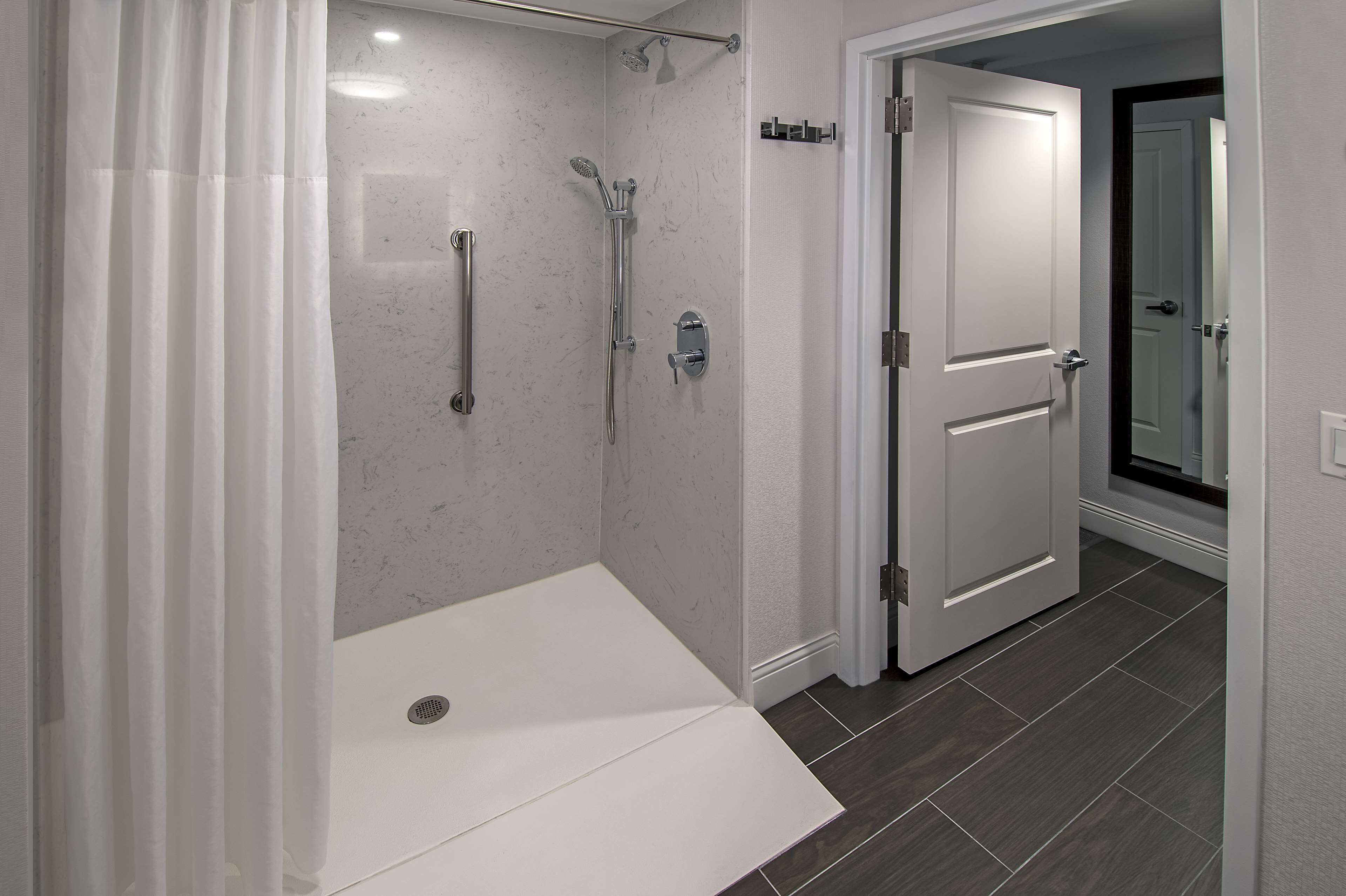 Un bagno moderno con doccia, servizi igienici e lavandino.