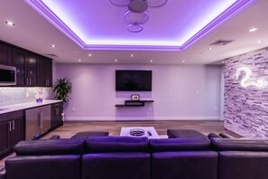 Suite presidencial, varias camas | Cocina privada | Refrigerador, microondas y cafetera y tetera 