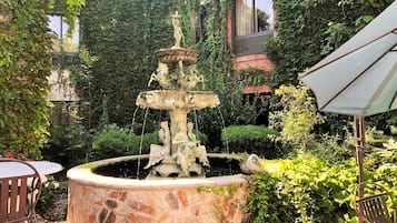 Lunch and dinner served, Italian cuisine