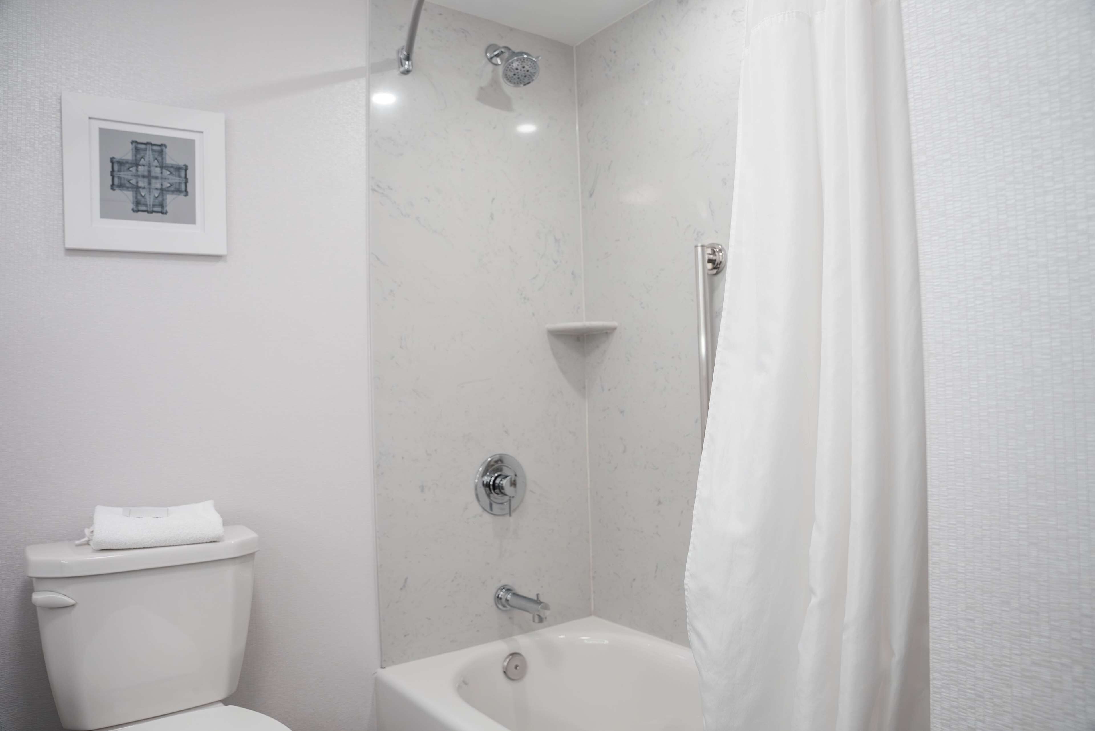 Un baño con inodoro, bañera y ducha.