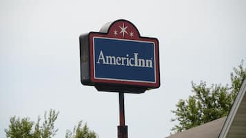 Letrero de AmericInn con diseño de estrella y bandera.