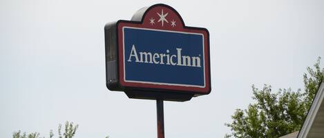 Une enseigne pour l’hôtel AmericInn, avec un motif représentant une étoile et un drapeau.