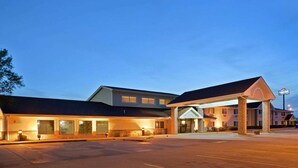 Un hôtel doté d’une entrée couverte, d’un parking et d’une enseigne indiquant qu’il s’agit d’un établissement de la chaîne Embassy Suites.