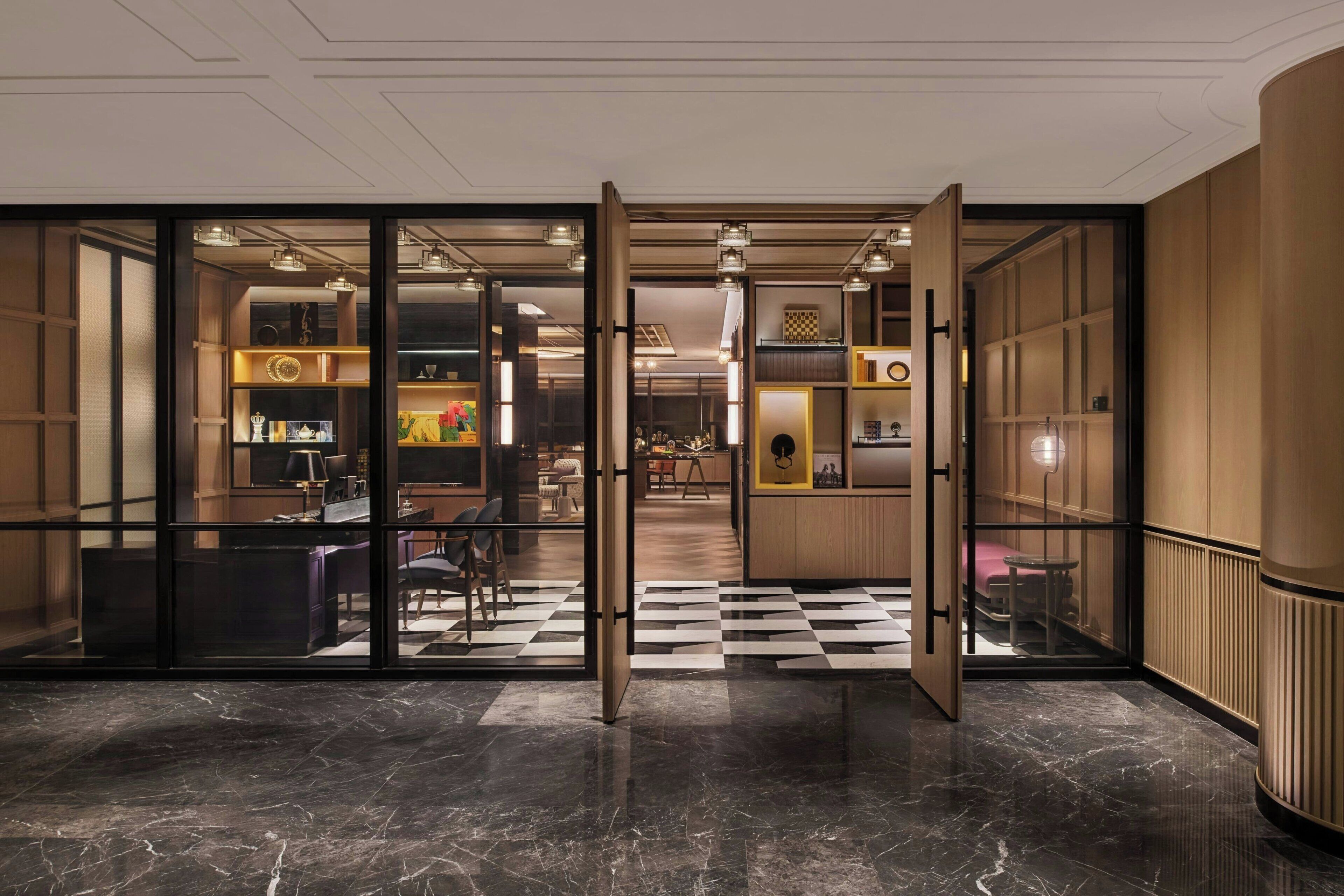 يقدم الغداء والعشاء