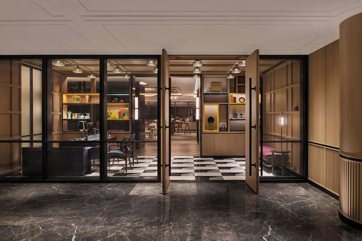 Sert le déjeuner et le dßner