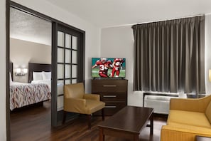 Suite, para no fumadores (2 Double Beds and Sofa Bed) | Escritorio, espacio para trabajar con laptop y cortinas blackout 