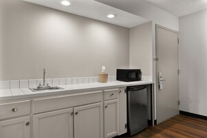 Escritorio, espacio para trabajar con laptop y cortinas blackout 