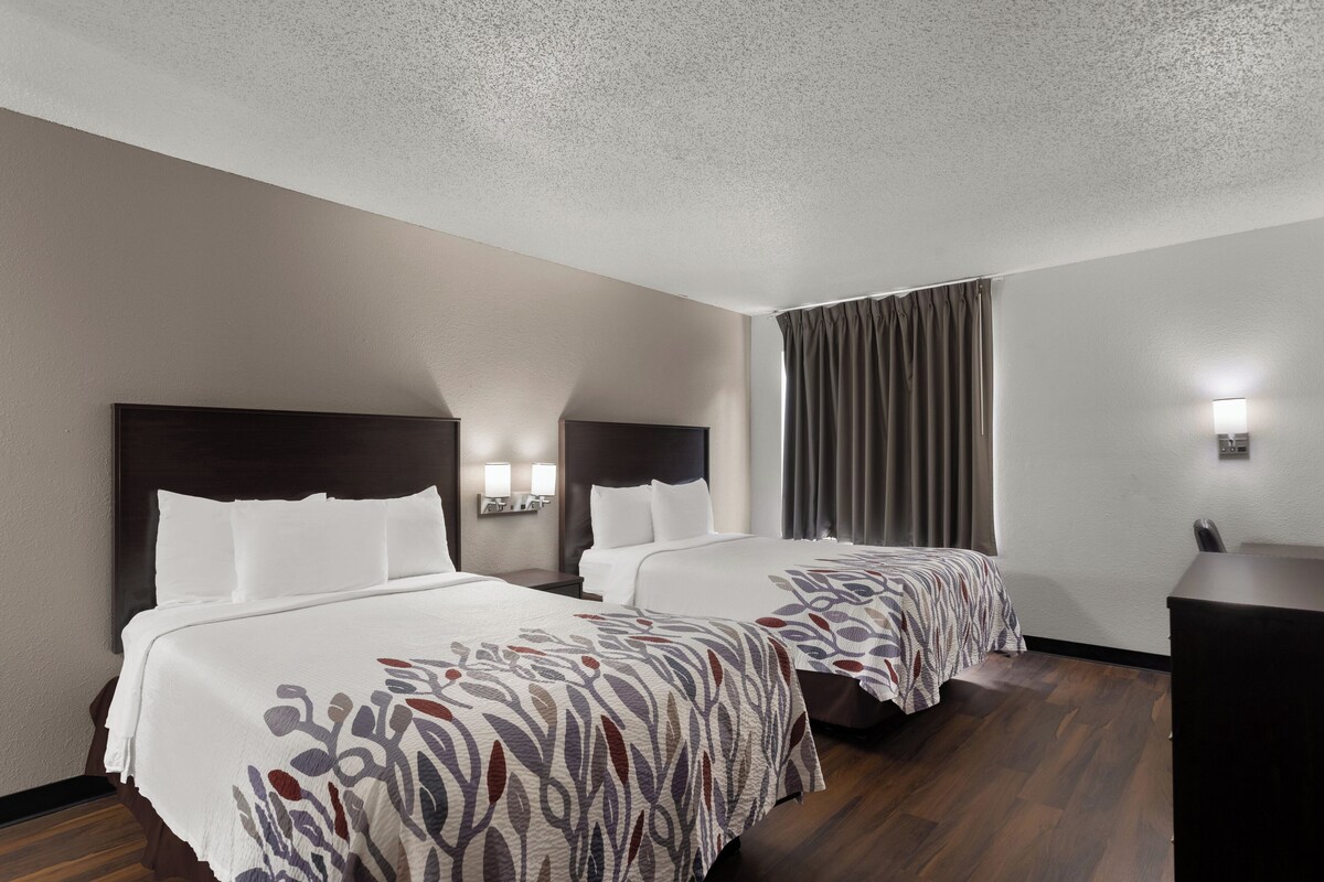 Suite, no fumadores (2 Double Beds and Sofa Bed) | Escritorio, espacio para trabajar con un portátil, cortinas opacas