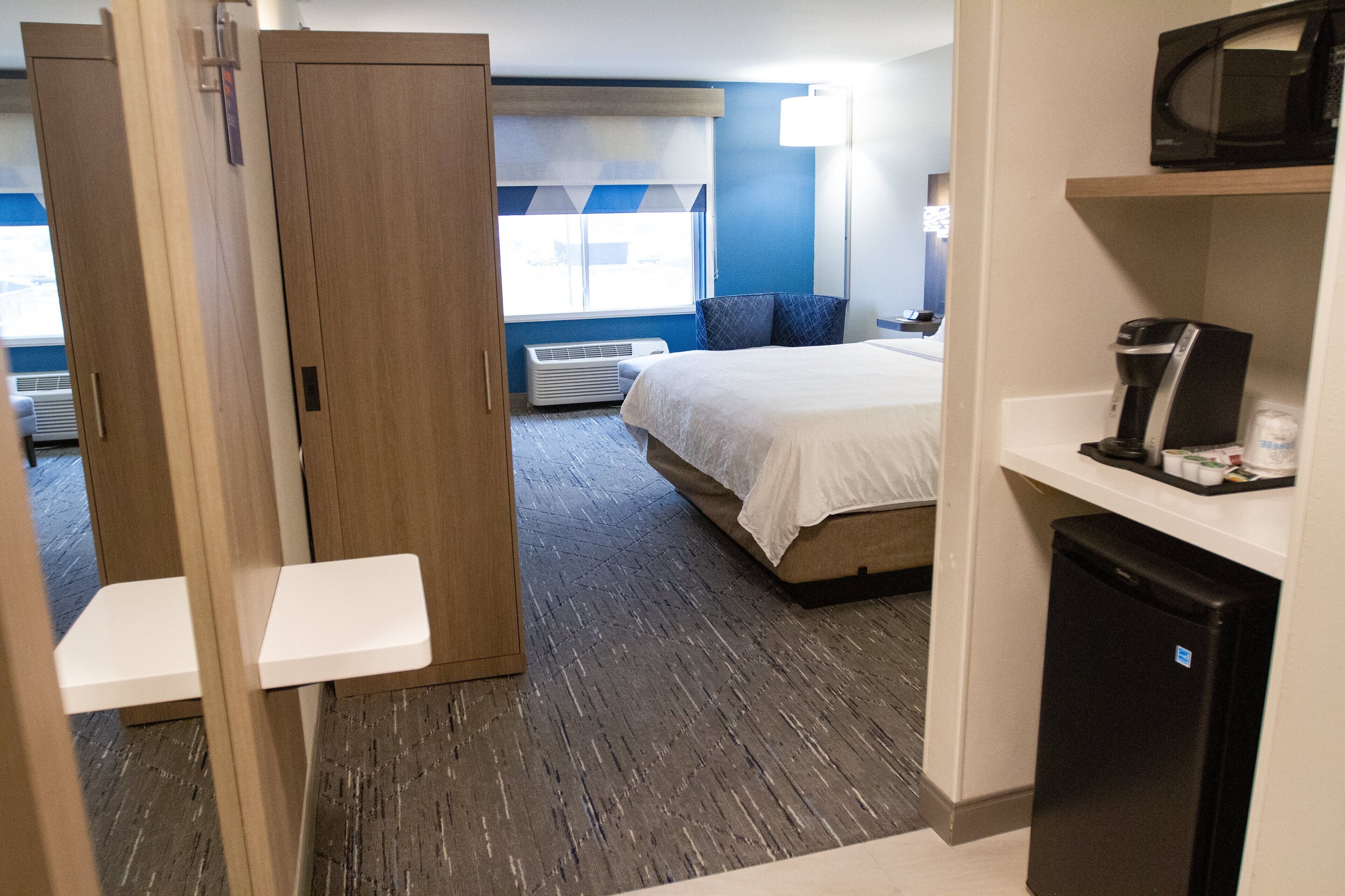 standard room, 1 king bed | 1 bedroom, desk, iron/ironing board, rollaway beds