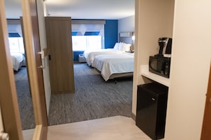 Suite, 2 grands lits, accessible aux personnes à mobilité réduite (Mobil Tran Shwr)