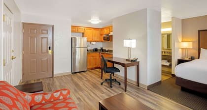 La Quinta Inn & Suites by Wyndham Las Vegas Red Rock
