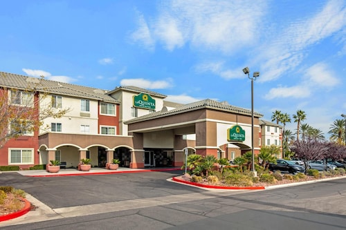 La Quinta Inn & Suites by Wyndham Las Vegas Red Rock