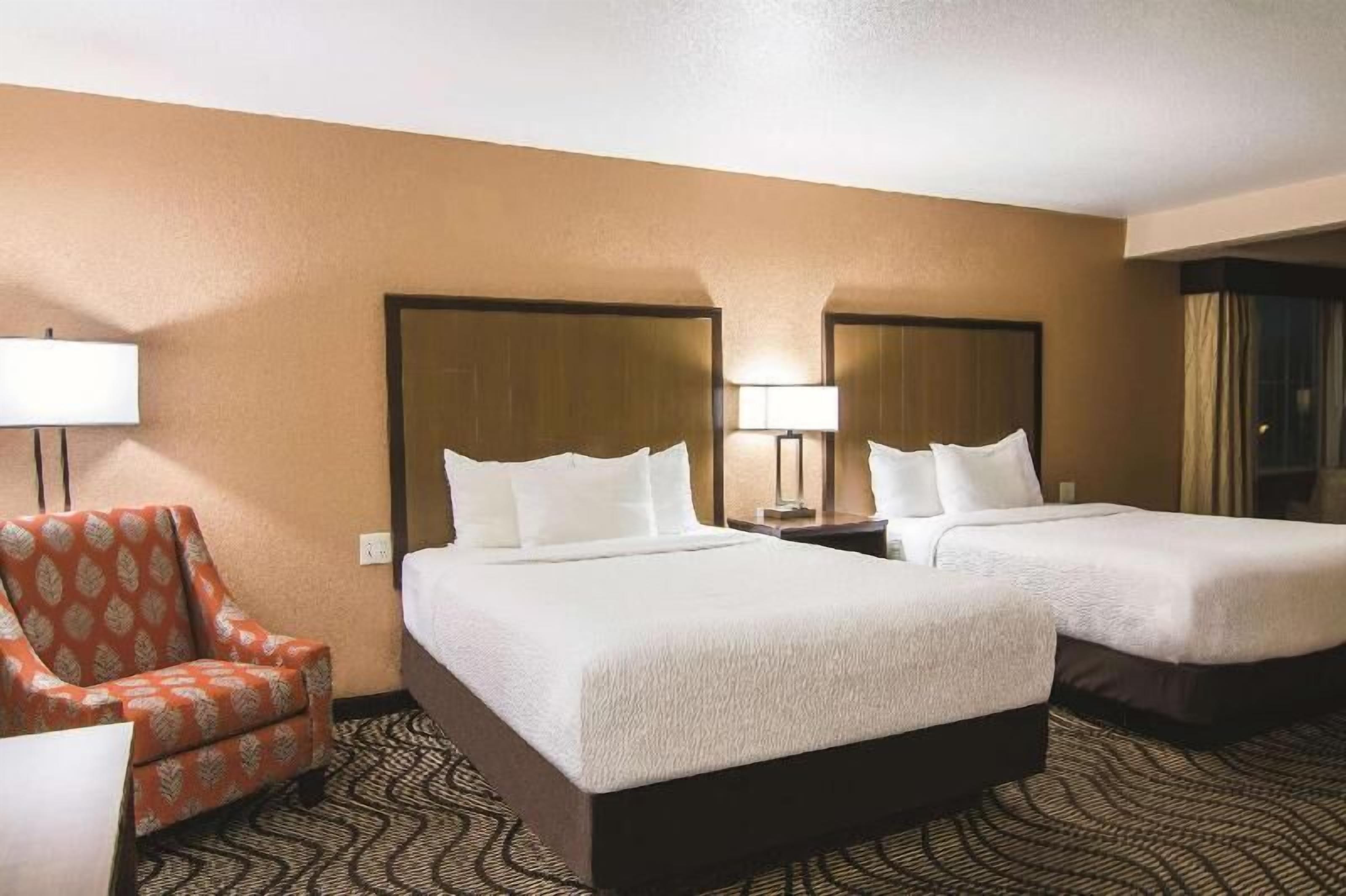 Luxe beddengoed, een bureau, een laptopwerkplek