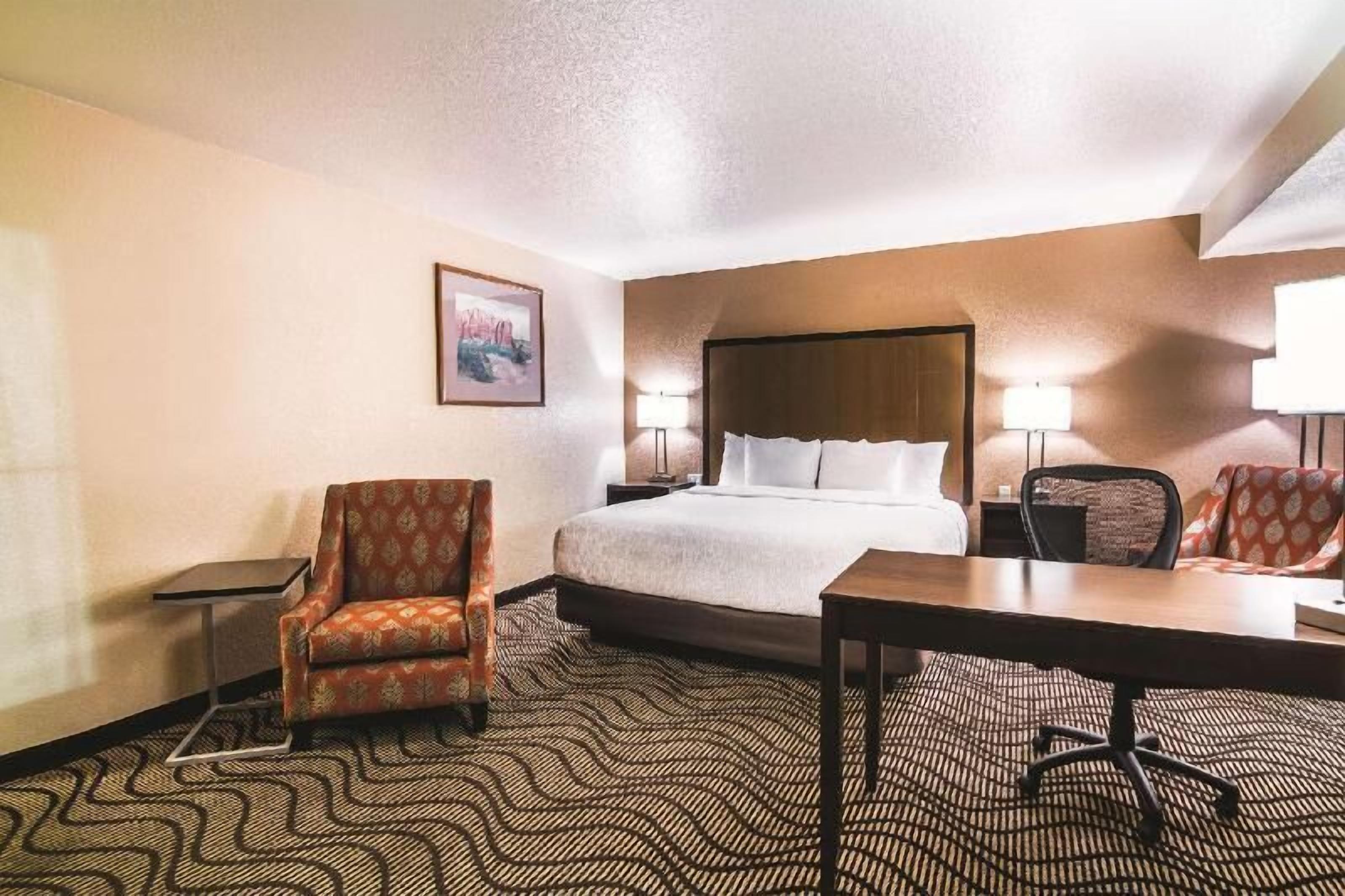 Luxe beddengoed, een bureau, een laptopwerkplek