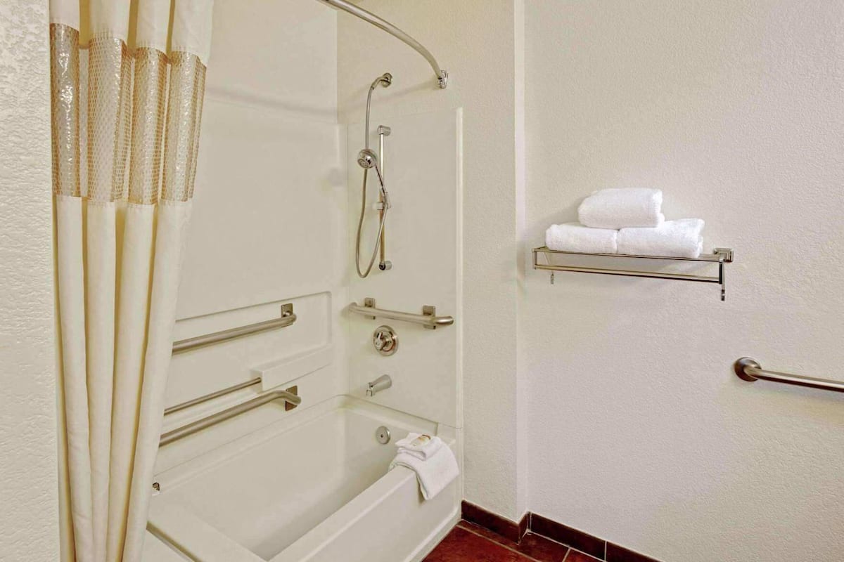 Baño | Tina con regadera y regadera con hidromasaje
