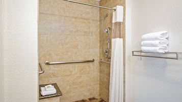 Kamar, 1 Tempat Tidur Queen, akses difabel, Bebas Asap Rokok (Mobility Accessible) | Kamar mandi difabel