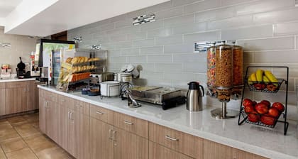 La Quinta Inn & Suites by Wyndham Las Vegas Red Rock
