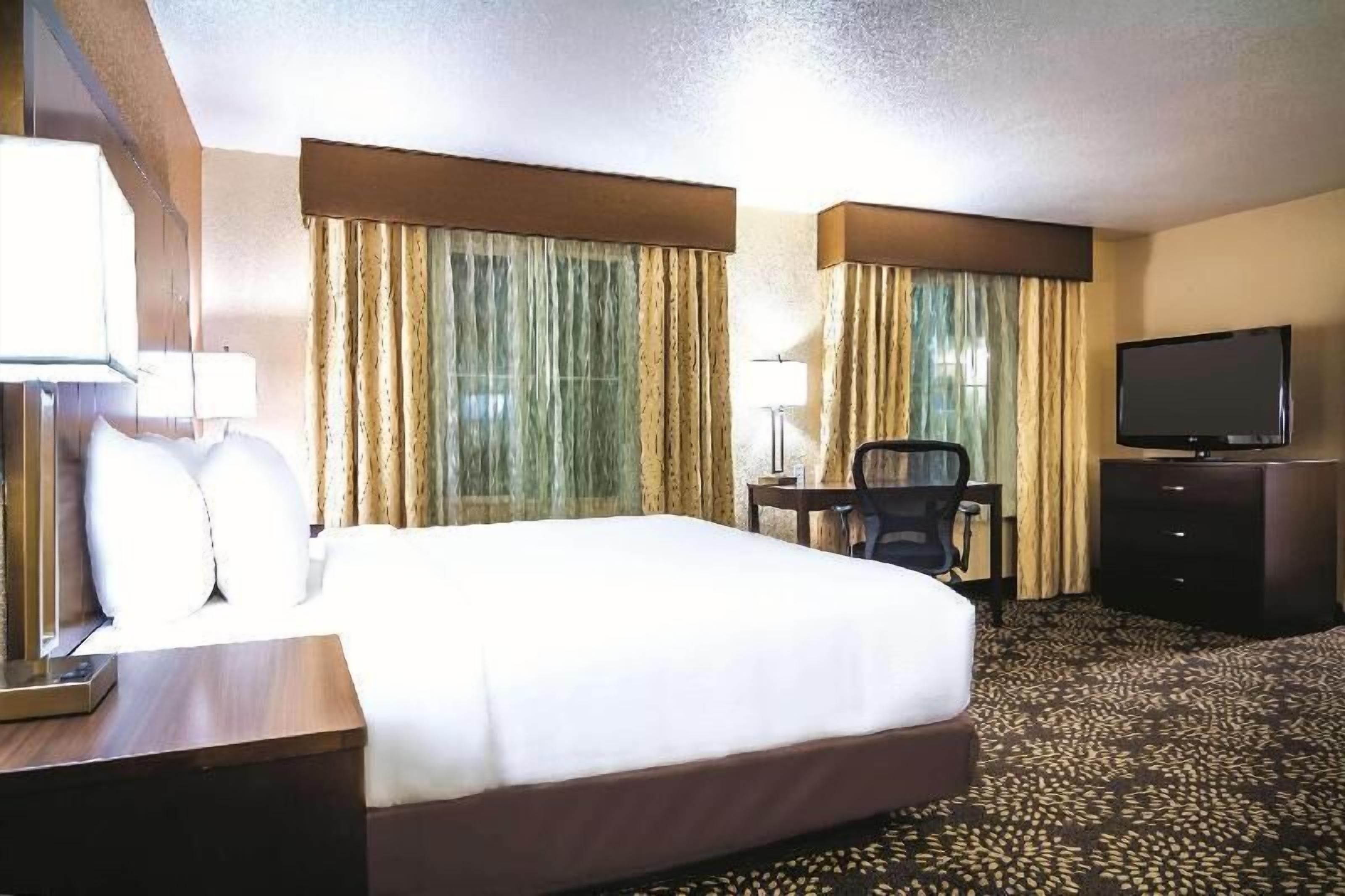 Luxe beddengoed, een bureau, een laptopwerkplek