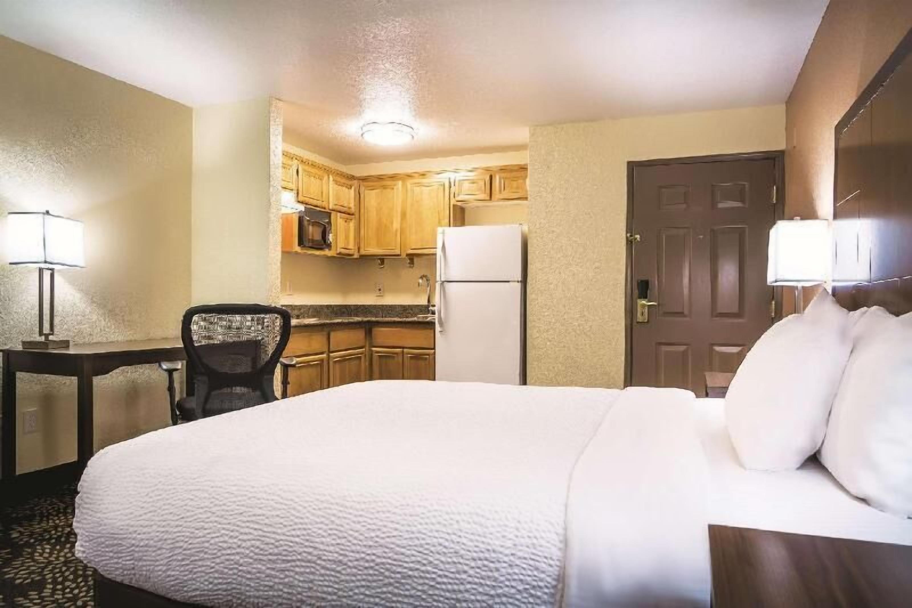 Luxe beddengoed, een bureau, een laptopwerkplek