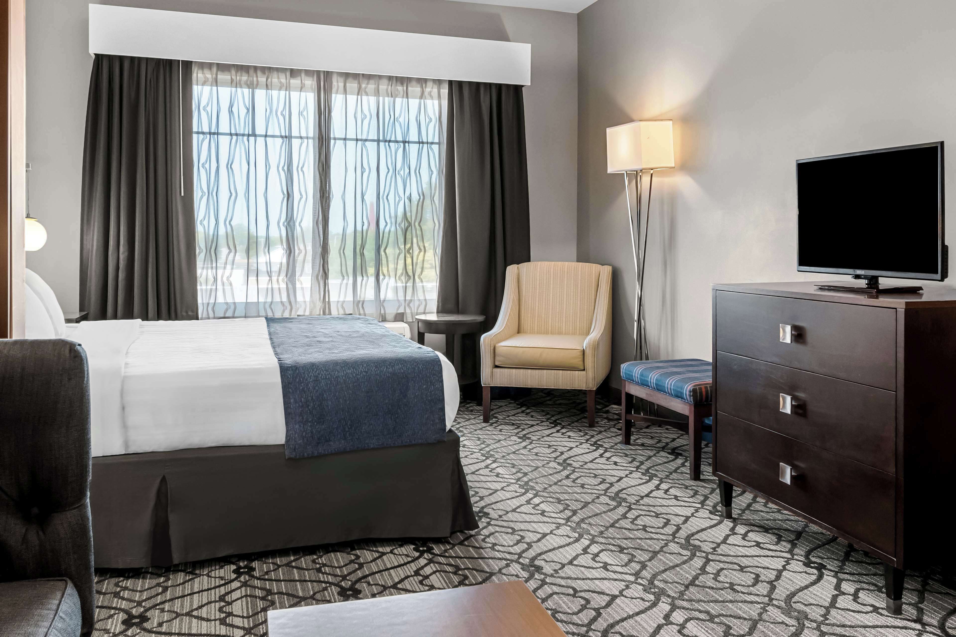 standard room, 1 king bed, non smoking, microwave | in-room safe, individually decorated, individually furnished, desk