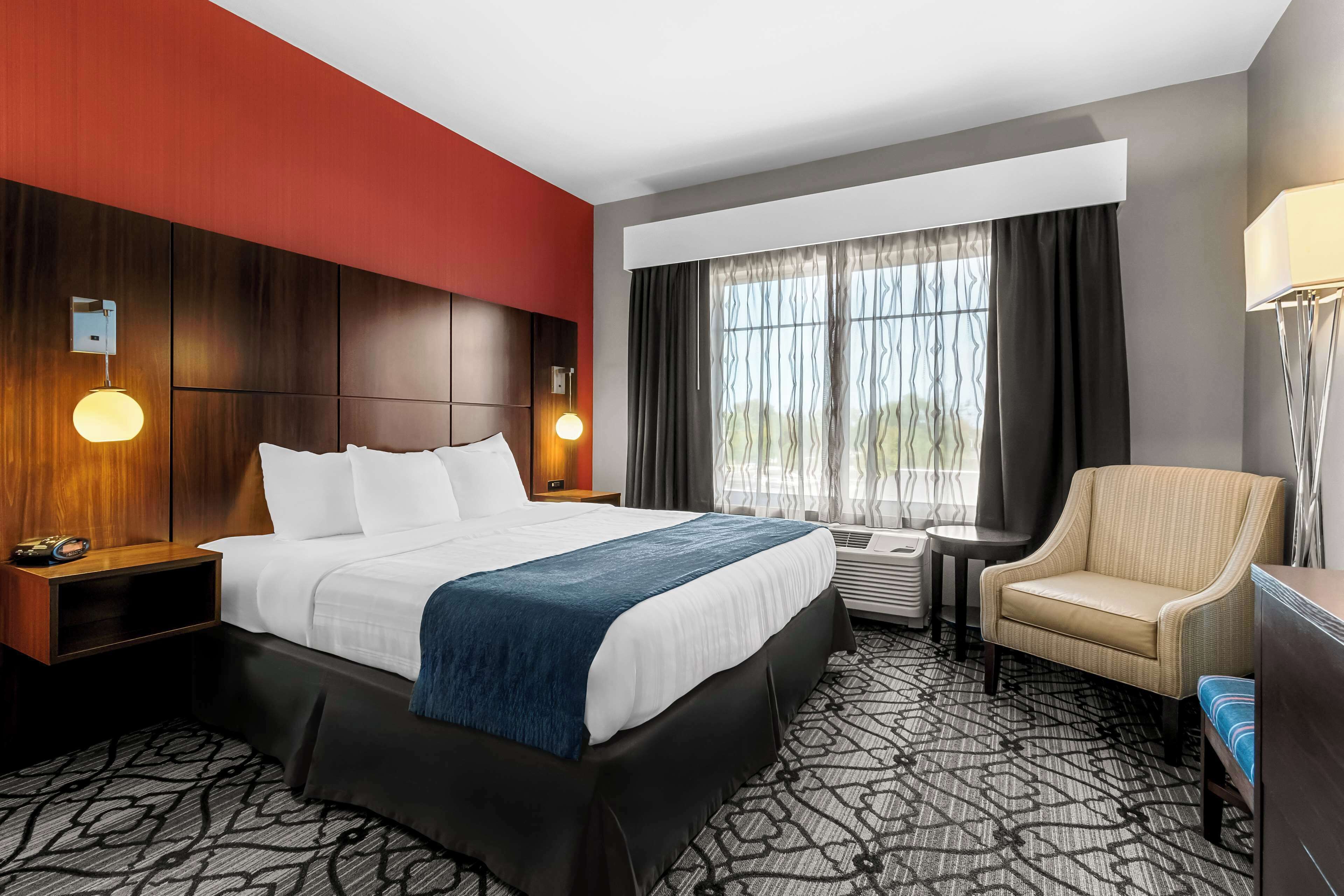 standard room, 1 king bed, non smoking, microwave | in-room safe, individually decorated, individually furnished, desk