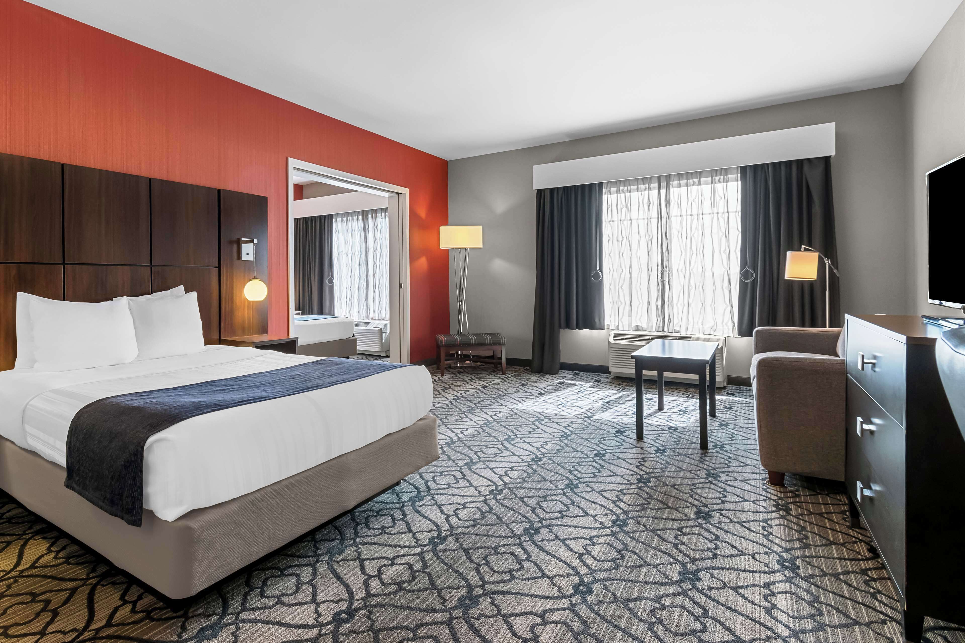 خزنة داخل الغرفة وبديكورات فريدة لكل غرفة وطراز فريد لكل وحدة ومكتب