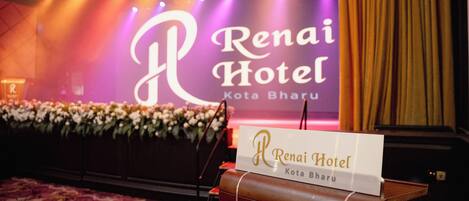 Un escenario con un letrero iluminado grande para Renai Hotel Kota Bharu.