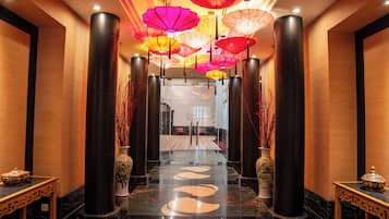 2 間餐廳,供應早餐、午餐和晚餐,中式料理